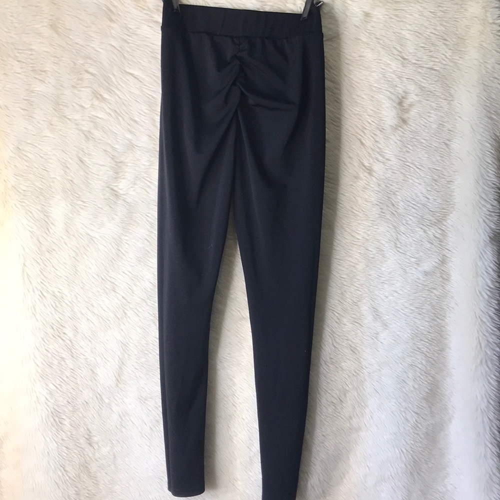 BLACK LEGGINGS W SCRUNCH ON THE BOOTY! 🖤